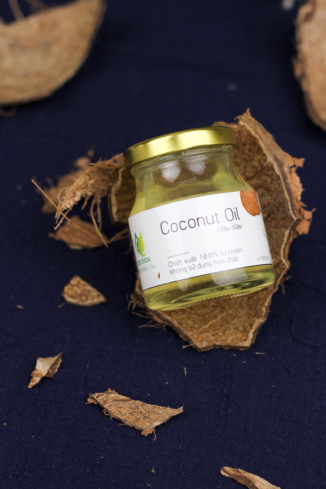 ココナッツオイルを使ってオイルプリングを行う人